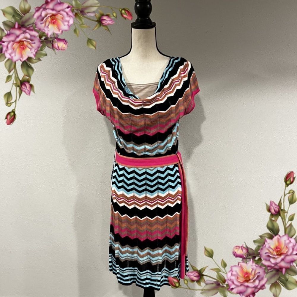 Short sleeve zig zag print sweater dress with belt‎